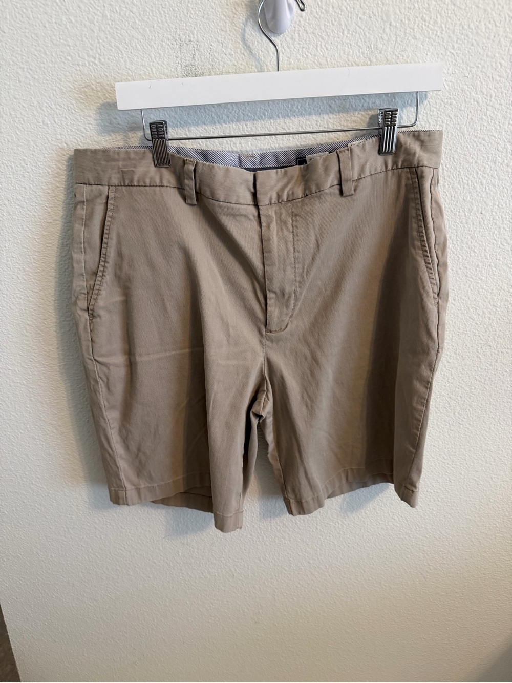 Vineyard Vines Men's Tan Flat-Front Cotton Shorts